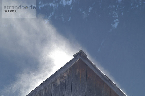Dampf steigt von einem Heustadel auf Bauerndorf Krungl in der nähe des Langlaufzentrums Bad Miiterndorf Steiermark