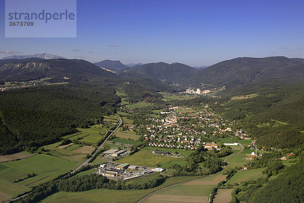 Luftaufnahme von Piesting im Hintergrund Zementwerk Wopfing und links Schneeberg Niederösterreich