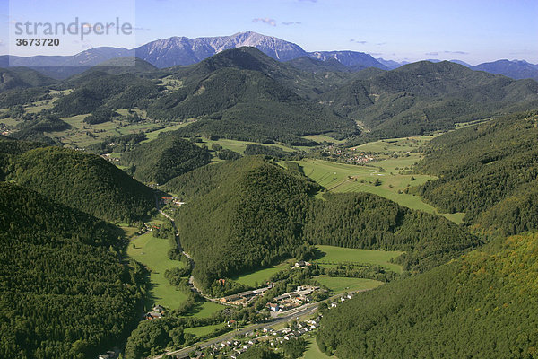 Luftaufnahme von einem Sägewerk bei Reichental im Hintergrund Waidmannsfeld und Schneeberg Niederösterreich