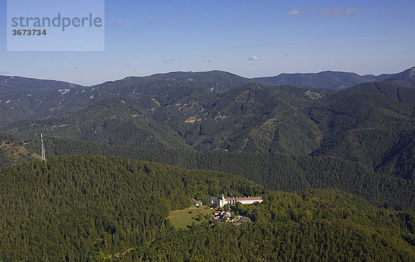 Luftaufnahme von der Wallfahrtskirche am Mariahilferberg oberhalb von gutenstein Niederösterreich