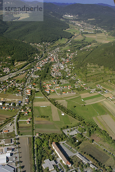 Luftaufnahme von Wöllersdorf im Hintergrund Piesting Niederösterreich