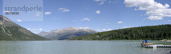 Lake Lindemann und Bootssteg mit Motorboot Chilkoot Trail Britisch Kolumbien Kanada