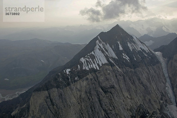 Luftaufnahme eines Berges mit zwei stark unterschiedlichen Gesteinsschichten Mt McKinley Massiv Alaska USA