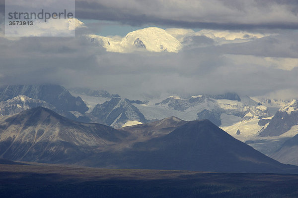 Berge der Alaska Range vom Denali Highway aus gesehen Alaska USA