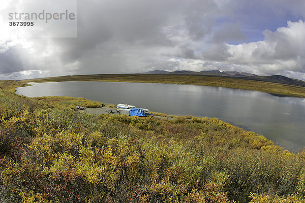 Ein See entlang dem Denali Highway mit Zelten von Fischern oder Jägern Alaska USA