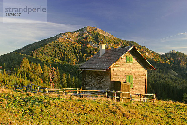 Almhütten im Abendlicht auf der Turnauer Alm Steiermark Österreich