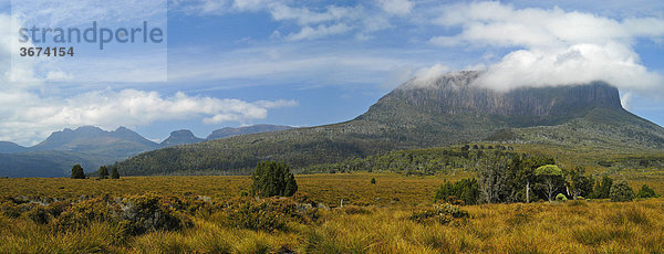 Landschaft entlang vom Overland Track im Cradle Mountain Nationalpark Tasmanien Australien