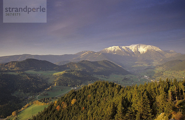 Blick vom Gelände über Puchberg zum Schneeberg in Niederösterreich Österreich