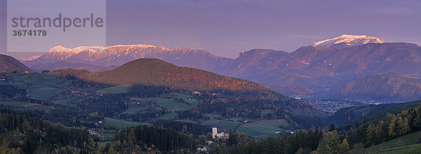 Abendstimmung mit Burg Kranichberg und Gloggnitz vor Eichberg und Gahns dahinter Rax und Schneeberg in Niederösterreich Österreich