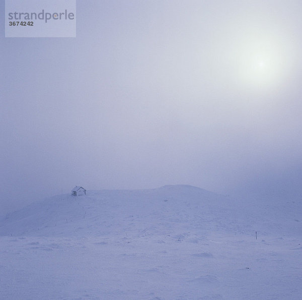 Bergrettungshütte auf dem Trinkstein auf der Rax in Nebel und Schnee Niederösterreich Österreich