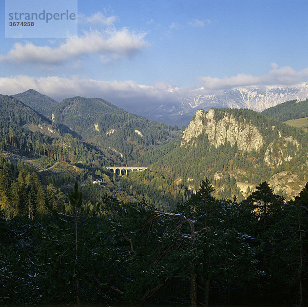 Viadukt der Semmeringbahn Weltkulturerbe über die Kalte Rinne neben der Polleroswand in Niederösterreich Österreich