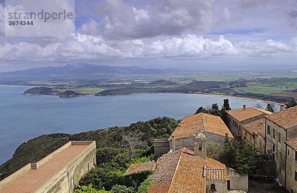 Blick vom Turm des kleinen Ortes Populonia über den Golf von Baratti Toskana Italien