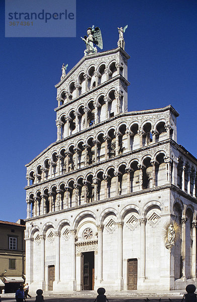 Westfassade der Kirche San Michele in pisanischer Romanik in Lucca Toskana Italien
