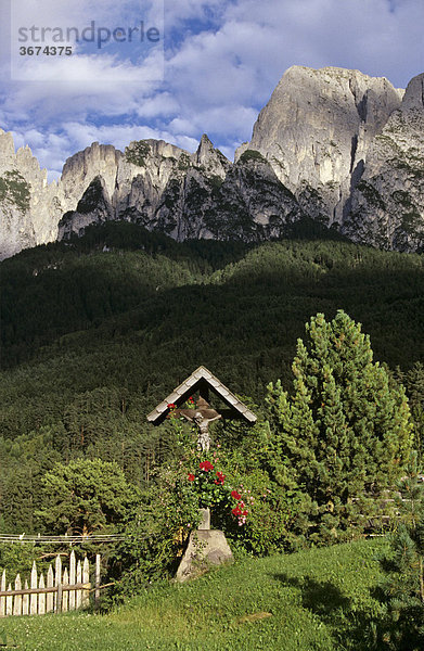 Wegkreuz in St. Konstantin vor Schlernmassiv Südtirol Italien