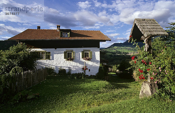 Wegkreuz und Haus Mahlknecht in St. Konstantin Südtirol Italien
