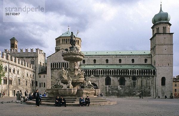Domplatz mit Neptunsbrunnen und Palast Casteletto in Trient Italien