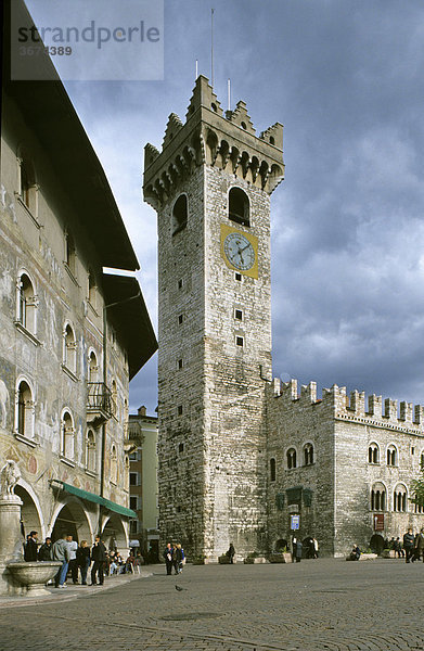 Palazzo Pretorio und Sgrafittohaus am Domplatz von Trient Italien