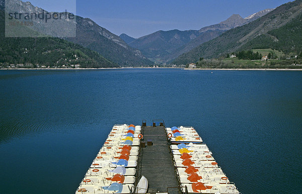 Steg mit Tretbooten zum Verleih am Ledrosee Italien