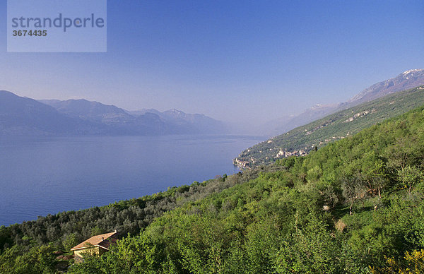 Blick über den Gardasee und die Abhänge des Monte Baldo Italien