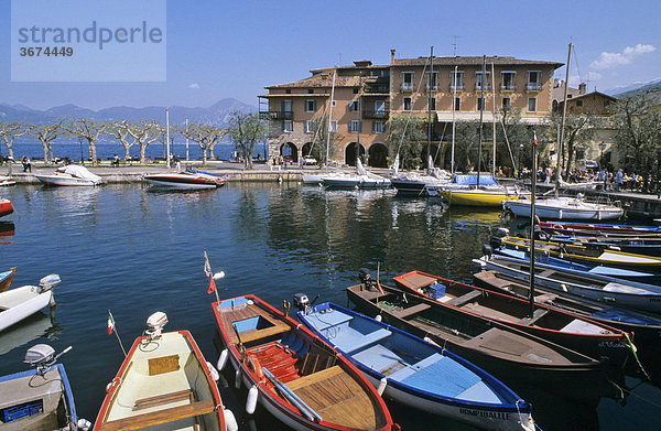 Boote im Hafen von Torri del Benaco am Gardasee Italien