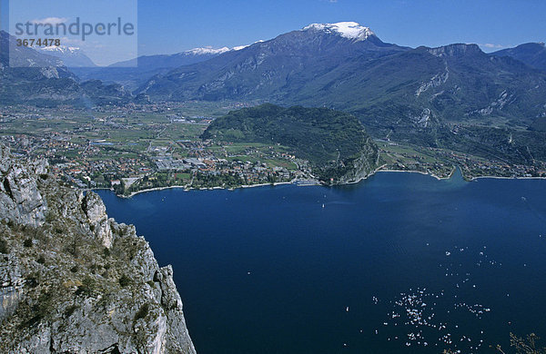 Blick vom Klettersteig Senter di Bech auf Riva am Gardasee Italien