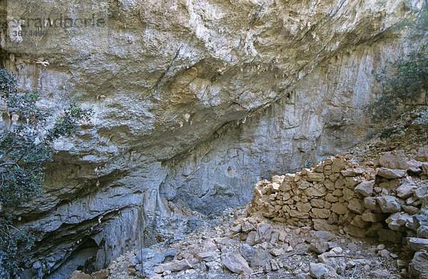 Reste eines Dorfes der Nuraghen in der Doline von Tiscali Sardinien Italien