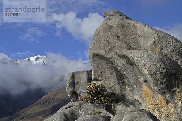 Sandsteinformationen auf der Ostseite des Arthur Passes und Berggipfel des Arthur Pass Nationalparks im Morgennebel Neuseeland