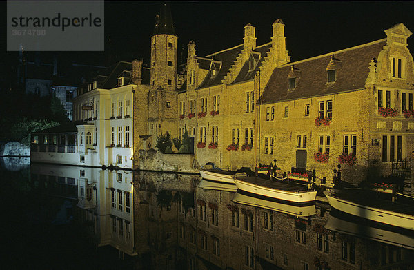 Kanal Rozenhoed Kaai bei Nacht Brügge Belgien