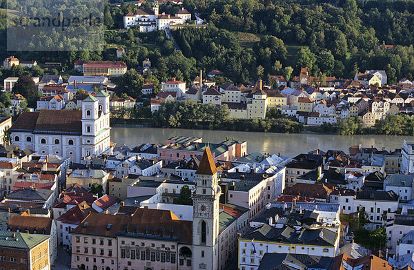 Blick von der Feste Oberhaus auf die Altstadt mit Rathaus und Kirche St Michael Passau Bayern Deutschland