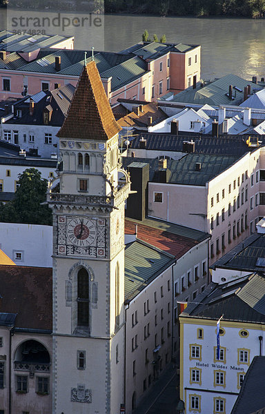 Blick von der Feste Oberhaus auf die Altstadt mit dem Rathausturm Passau Bayern Deutschland
