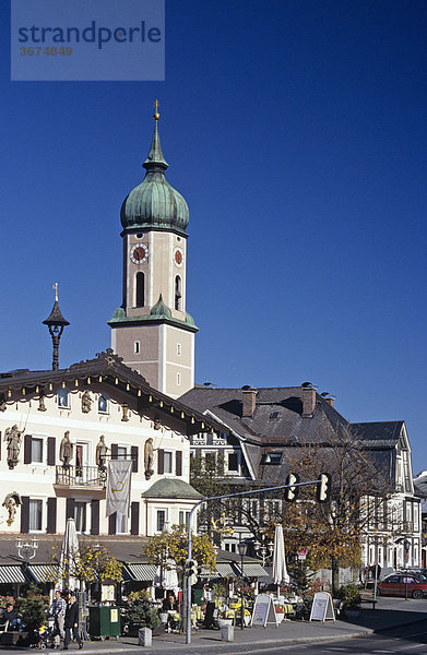 Zentrum mit Kirche und Gasthof Post in Garmisch Partenkirchen Bayern Deutschland