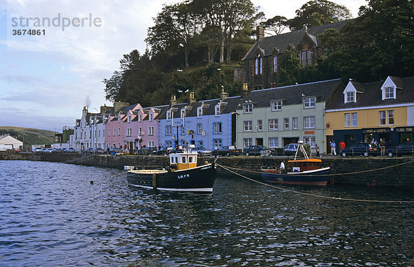 Hafen von Portree auf der Insel Skye in der Dämmerung Schottland Großbritannien