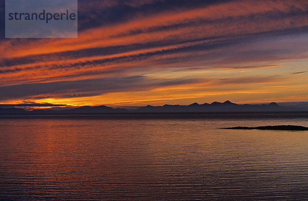 Sonnenuntergang vor den Äußeren Hebriden in Trotternish auf der Insel Skye Schottland Großbritannien