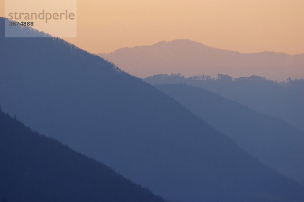 Berge und Araburg bei Kaumberg im Abendlicht Niederösterreich