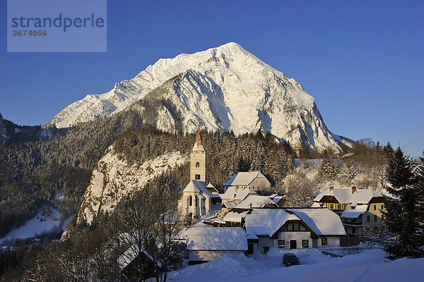 Ortsansicht von Pürgg dahinter der Berg Grimming Steiermark Österreich