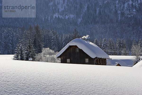 Altes Holzhaus in der tief verschneiten Landschaft Krungl Steiermark Österreich Holzhaus