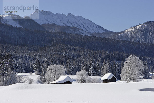 Tief verschneite Heuschober in Krungl Steiermark Österreich