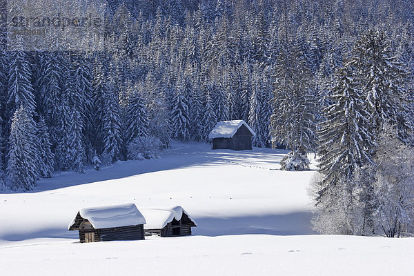 Tief verschneite Heuschober in Krungl Steiermark Österreich