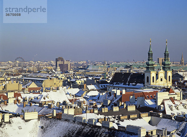 Blick vom Stephansdom über das verschneite Wien links das Riesenrad Wien Österreich