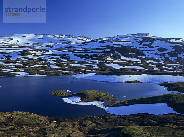 See und schneebedeckte Berge am Haukelifjell Norwegen