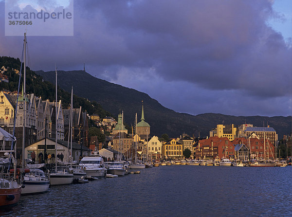 Yachthafen und Teil der Altstadt von Bergen Norwegen