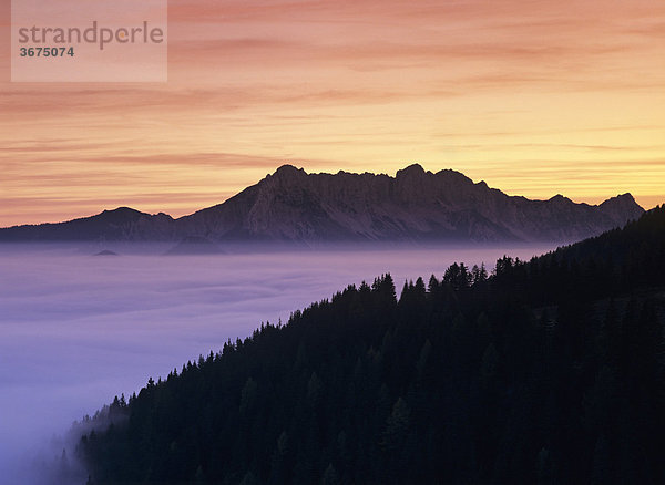 Abendstimmung mit Nebel im Tal in den Steiner Alpen Kärnten Österreich