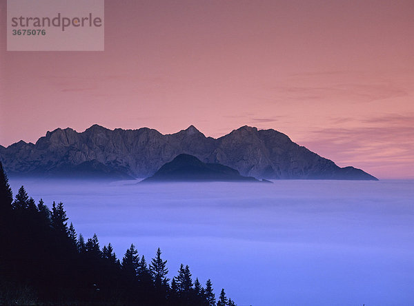 Abendstimmung mit Nebel im Tal in den Steiner Alpen Kärnten Österreich