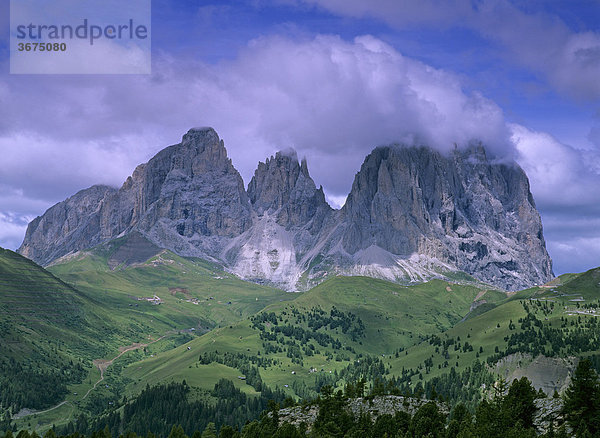 Plattkofel und Langkofel vom Pordoipaß aus gesehen Südtirol Italien
