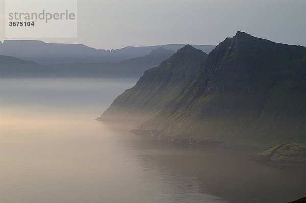 Morgenlicht im Funningsfjörthur Gjogv Eysturoy Faeroer Färöer Inseln