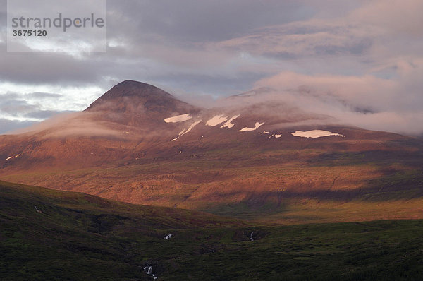 Bergmassiv Hvallfell am Fuße dieser Berge erstreckt sich der Fluß Botnsa mit dem Wasserfall Glymur Island