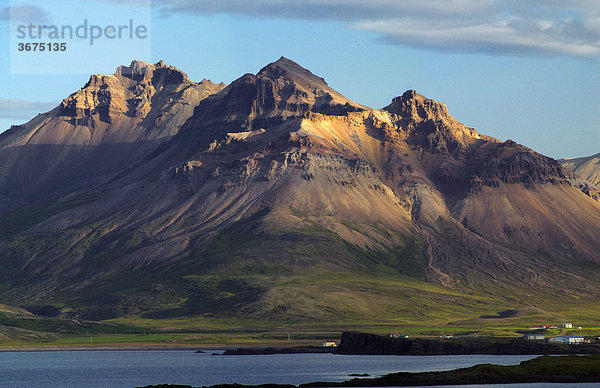 Berge Svartfell rechts und Geitfell im Fjord Borgarfjör_ur Bakkager_i Nordostisland Island