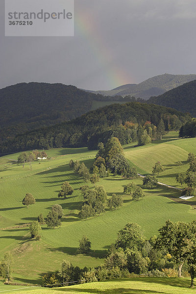 Regenbogen über Wiesen und Bauernhöfe Gerichtsberg bei Kaumberg im Triestingtal Niederösterreich