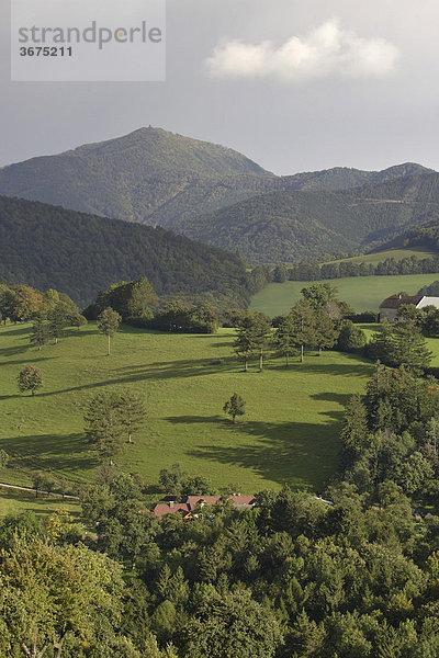 Gewitterstimmung über Wiesen und Bauernhöfe Gerichtsberg bei Kaumberg im Triestingtal Niederösterreich