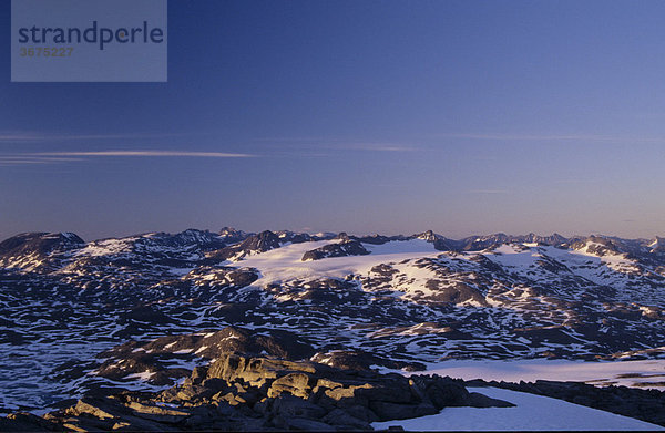 Blick zum Jotunheimen Gletscher vom FannarÂken Gipfel bei Sonnenuntergang Jotunheimen Norwegen